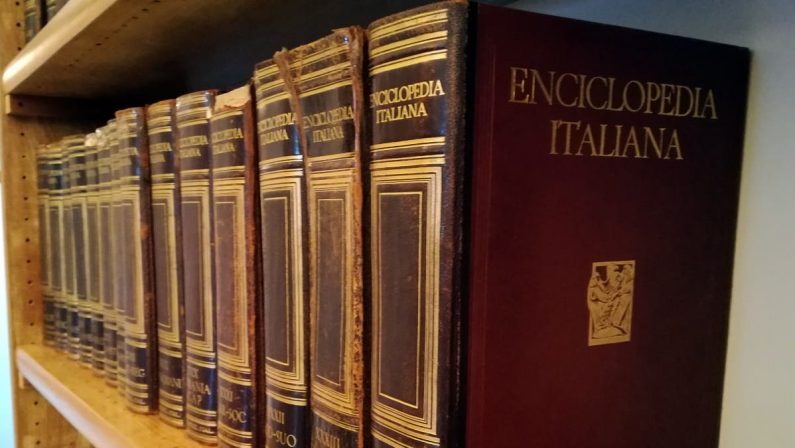 L’enciclopedia nella polvere dello scaffale. Il volume del Sapere fa lo status del salotto