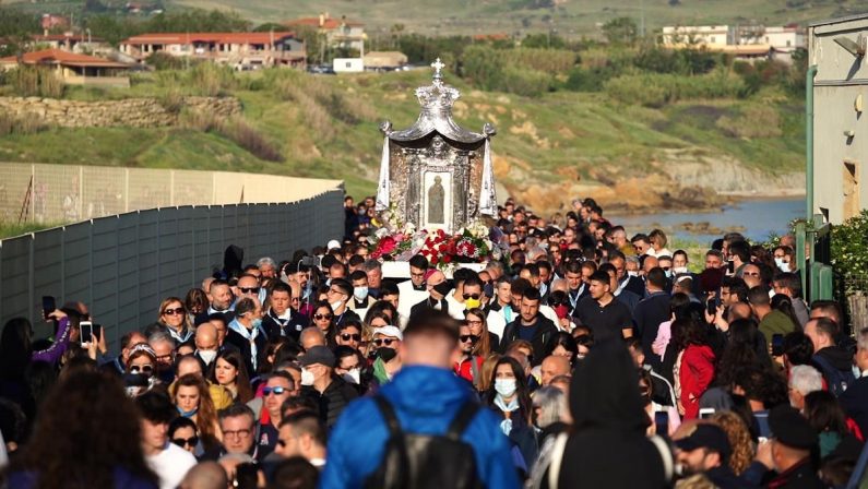 Crotone, un fiume umano al seguito di Maria. Ma la processione è al buio