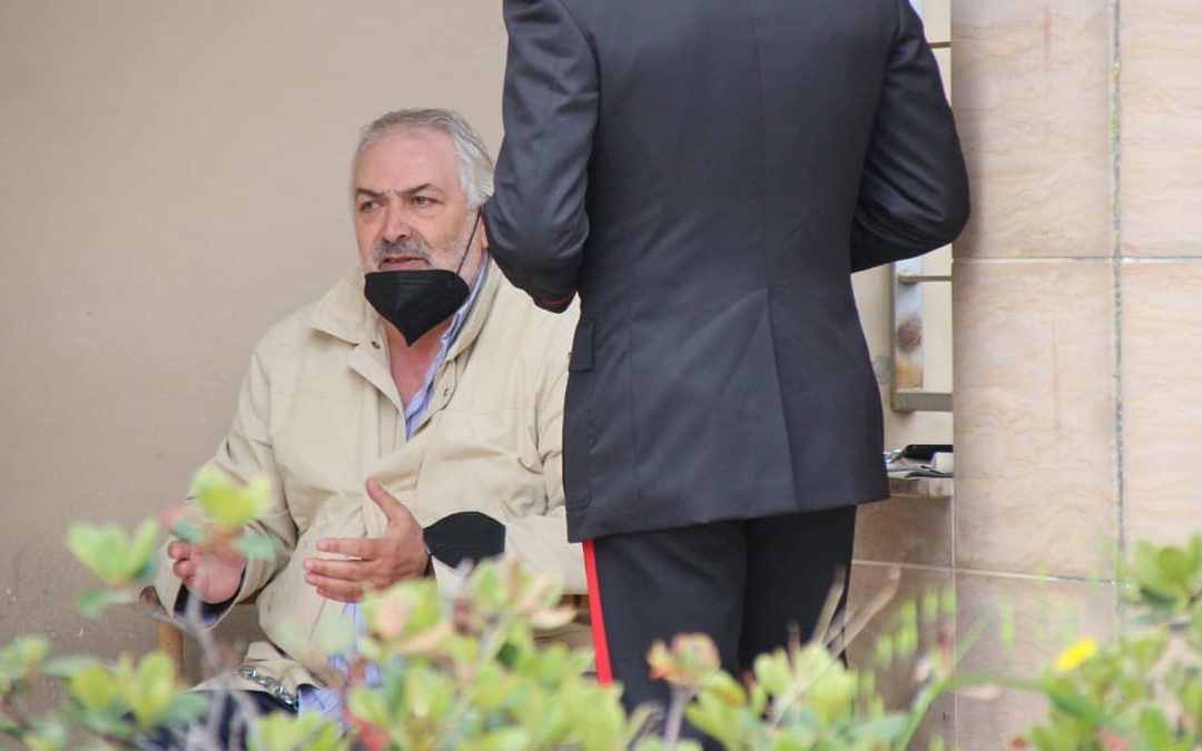 L'imprenditore Francesco Palmieri si è incatenato davanti al tribunale di Lamezia