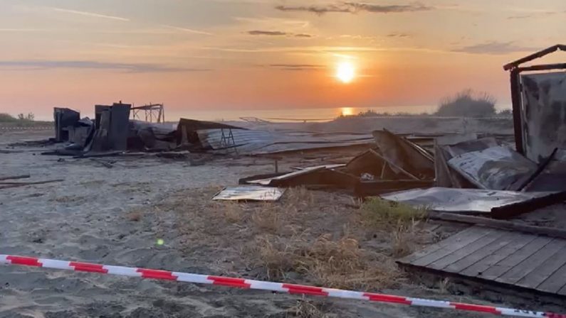 Scanzano Jonico, un incendio distrugge la Baia delle scimmie