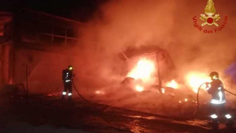 Nuovo incendio a Scanzano Jonico, fiamme in un'azienda agricola
