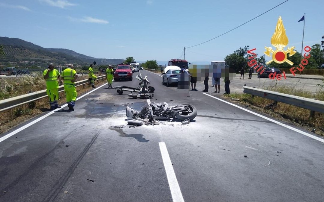 Incidente sulla Ss18, coinvolti tre mezzi: grave il conducente di una moto