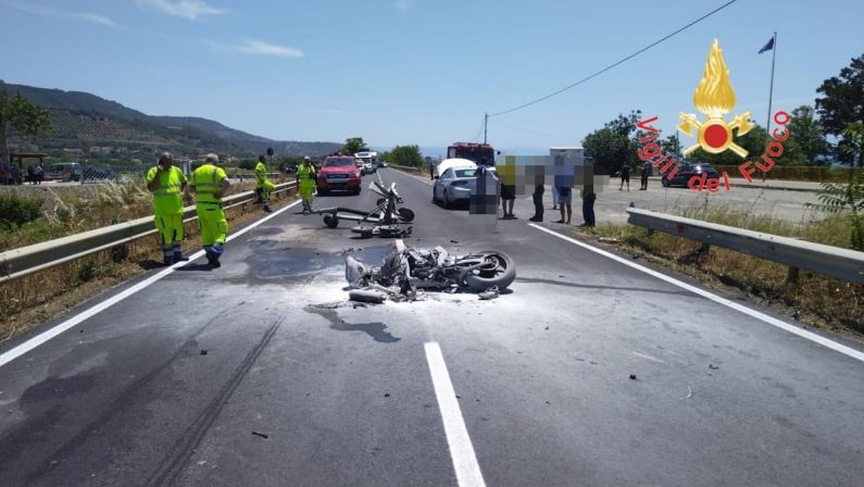 Incidente sulla Ss18, coinvolti tre mezzi: grave il conducente di una moto