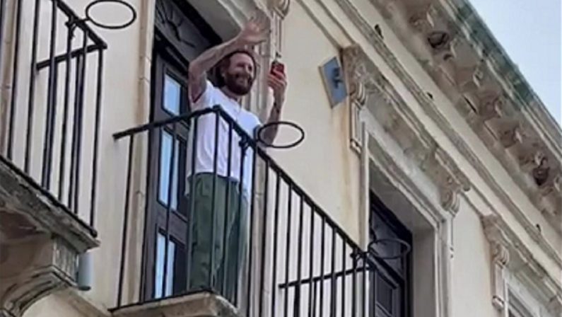Jovanotti a Scilla per girare un videoclip, il saluto ai fan - VIDEO