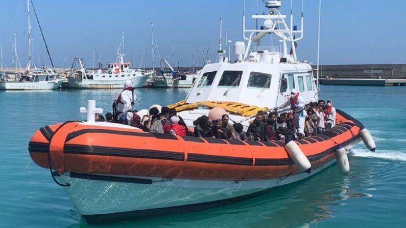 Sbarcati altri cento migranti al porto di Roccella