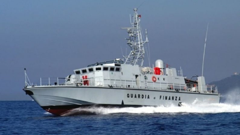 Al porto di Crotone sbarcati 320 migranti partiti dalla Libia