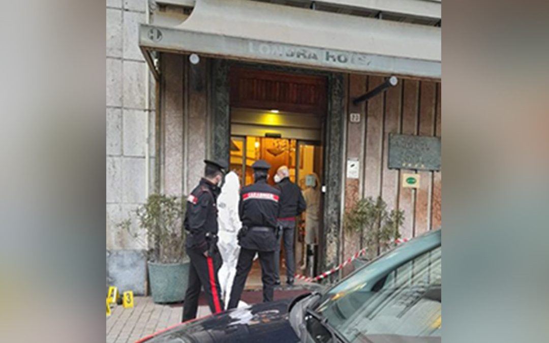 I carabinieri e la scientifica all'ingresso del Londra Hotel