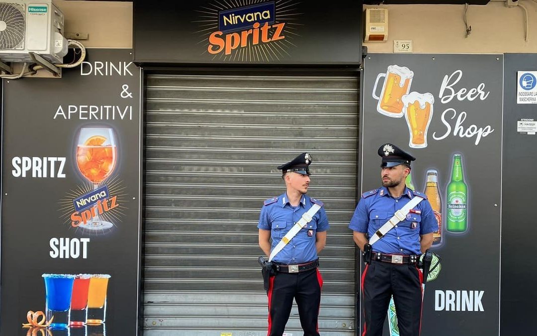 Carabinieri davanti al Nirvana Spritz
