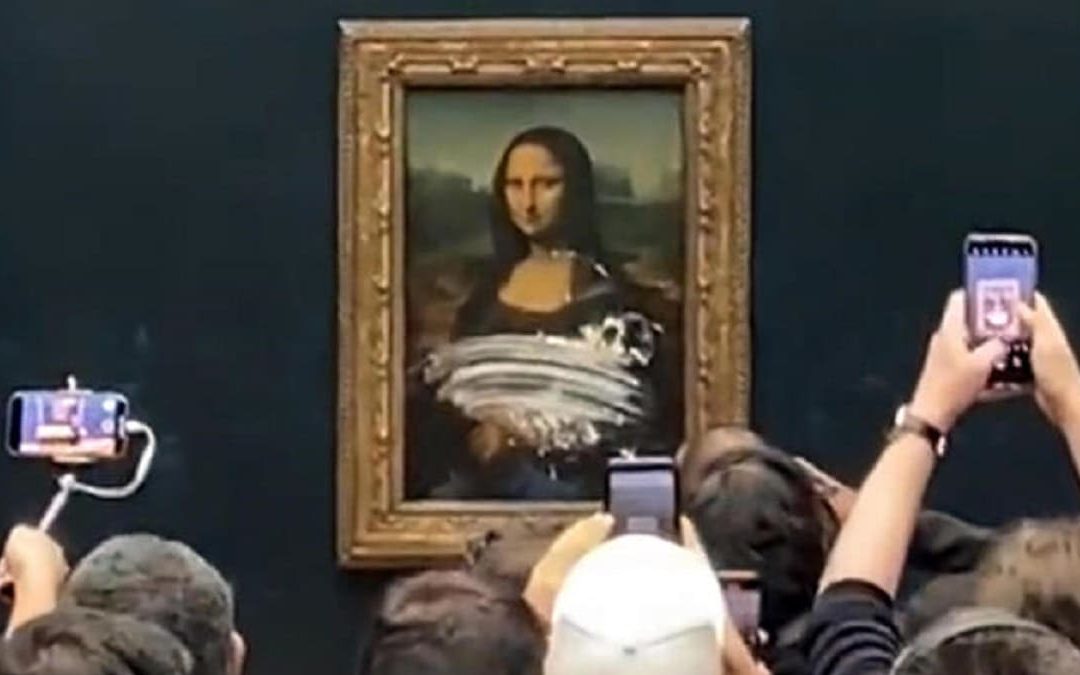 Il vetro protettivo della Gioconda imbrattato