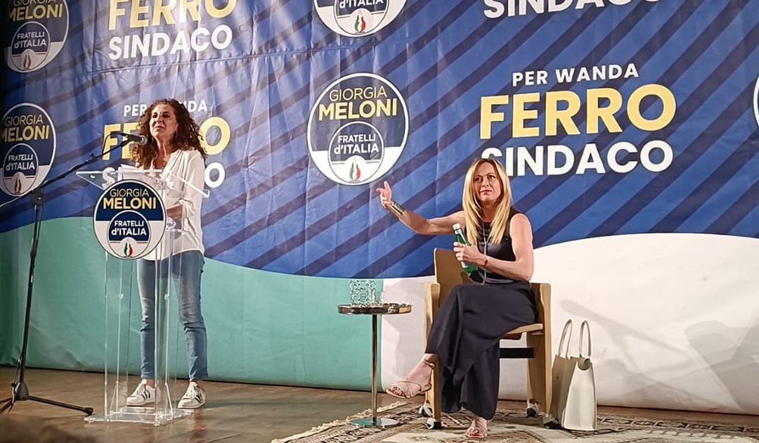 Wanda Ferro e Giorgia Meloni sul palco del Teatro Comunale