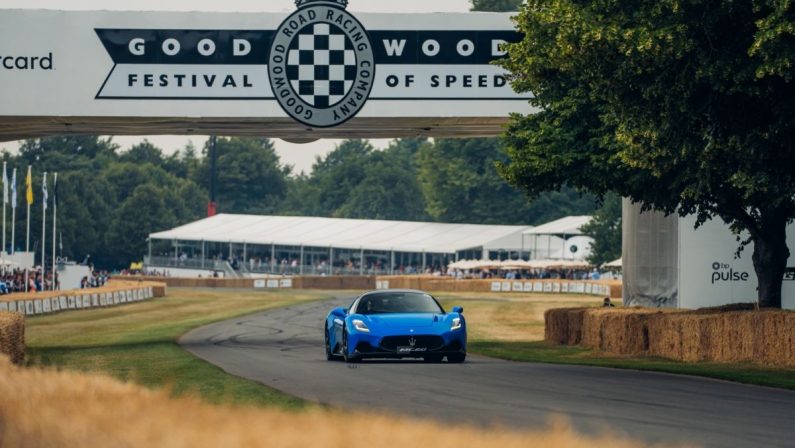 Maserati Grecale e MC20 Cielo scalano la collina del Goodwood FOS