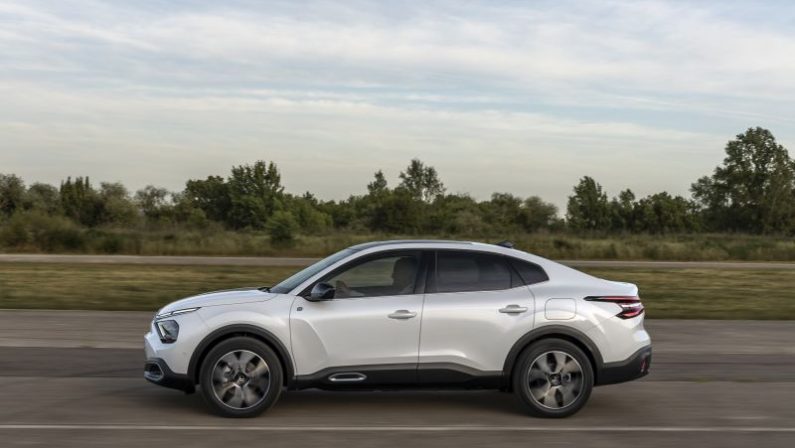 Citroen presenta nuova C4 X anche in versione elettrica