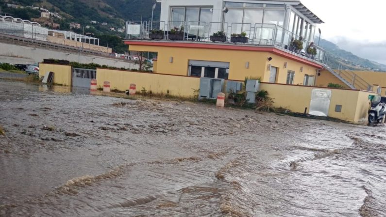 Mezz'ora di pioggia a Paola, città in tilt tra allagamenti e frane