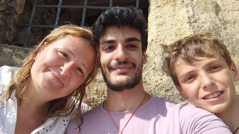 Tragedia sfiorata a Pizzo, famiglia rischia di annegare: salvata da un operatore di Piedigrotta