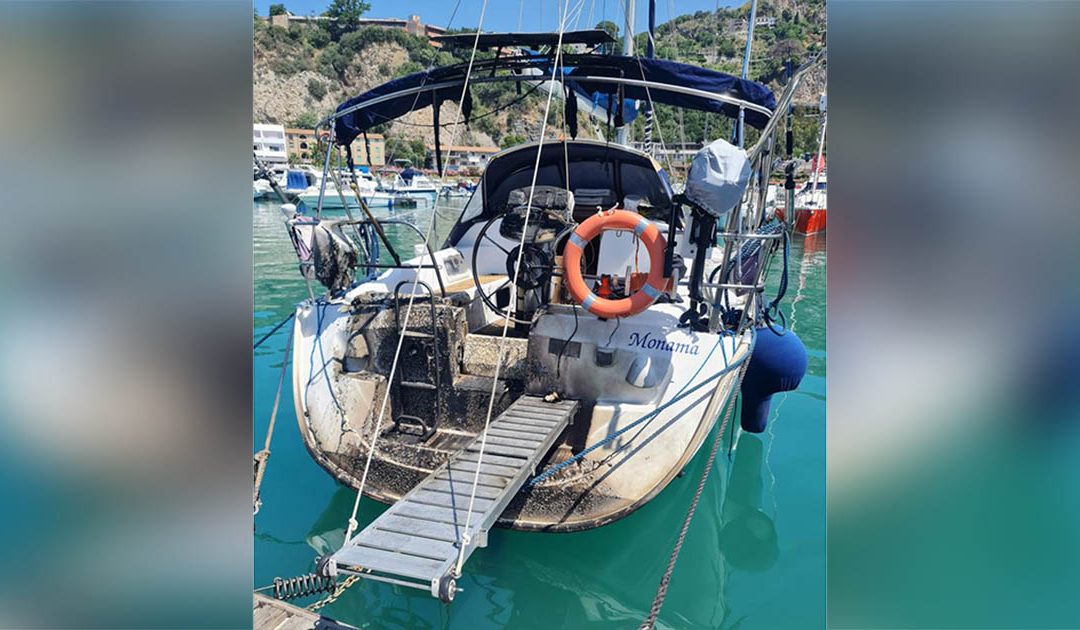 Cetraro, in fiamme barca a vela ormeggiata nel porto