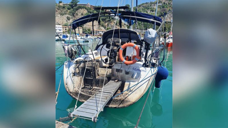 Cetraro, in fiamme barca a vela ormeggiata nel porto