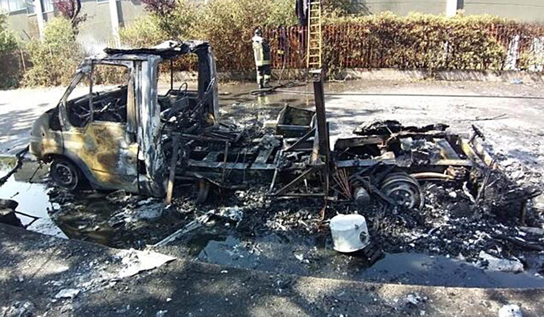 Il camper distrutto dalle fiamme
