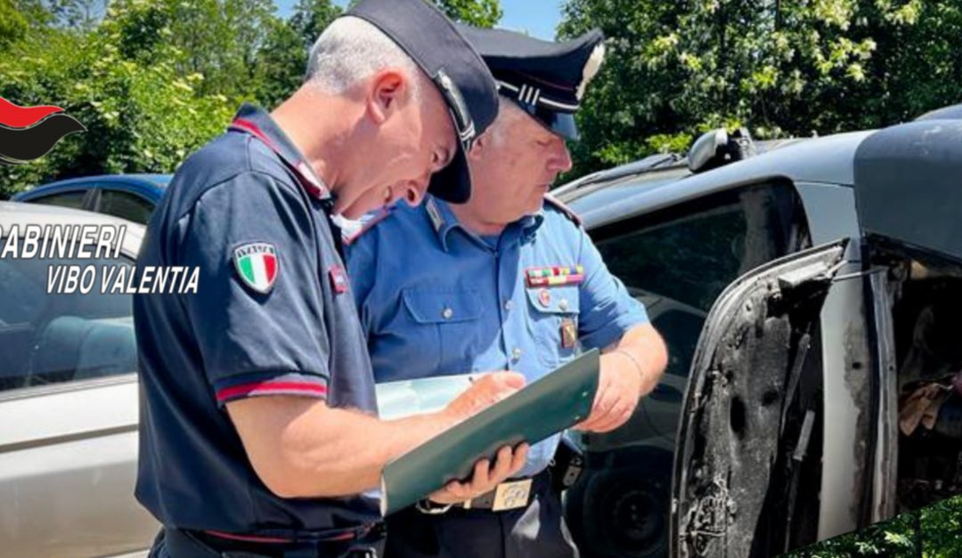 I carabinieri nel deposito abusivo di mezzi fuori uso