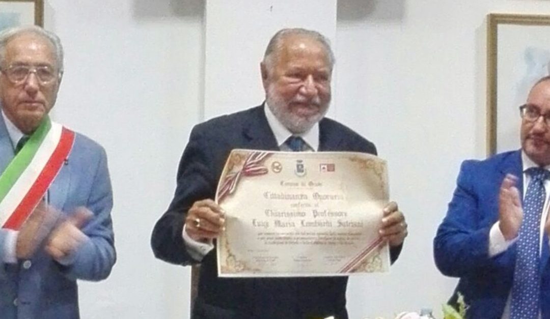 Luigi Maria Lombardi Satriani riceve nel 2017 la pergamena della cittadinanza onoraria di Oriolo