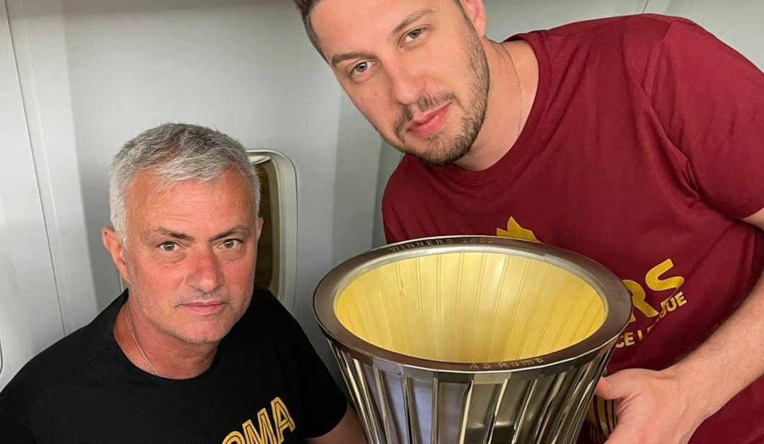 Davide Gallo con Josè Mourinho e la coppa della Conference League conquistata nella finale di Tirana