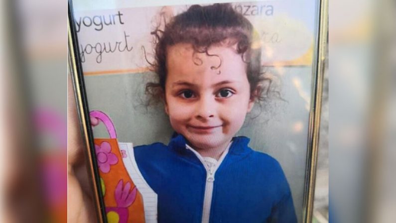 Trovata morta la piccola Elena scomparsa ieri nel Catanese, la madre ha confessato