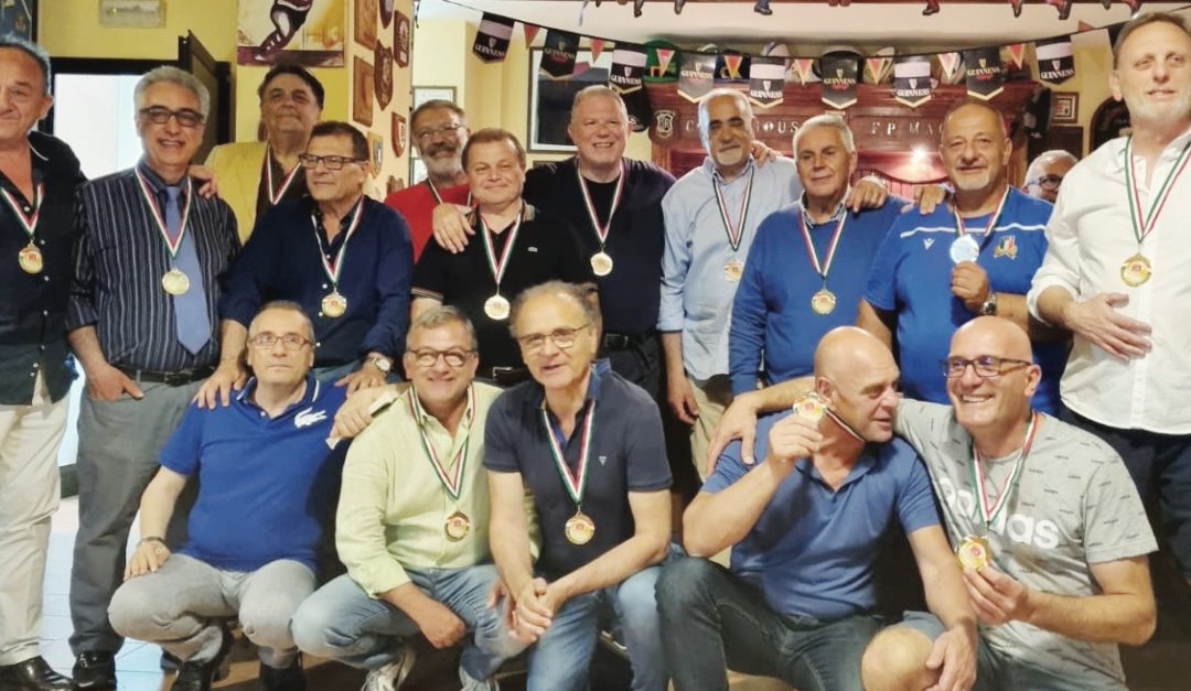 Foto di gruppo nella Club House per i rugbisti dell'impresa di 30 anni fa