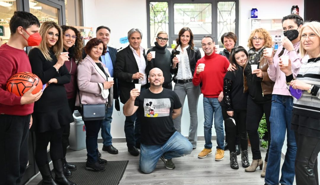 Foto di gruppo per &quot;La Strana famiglia&quot; e l'attore Antonio Tallura (al centro con la giacca)