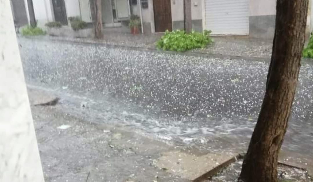 Bomba d’acqua su Castrovillari, strade trasformate in fiumi di ghiaccio e detriti