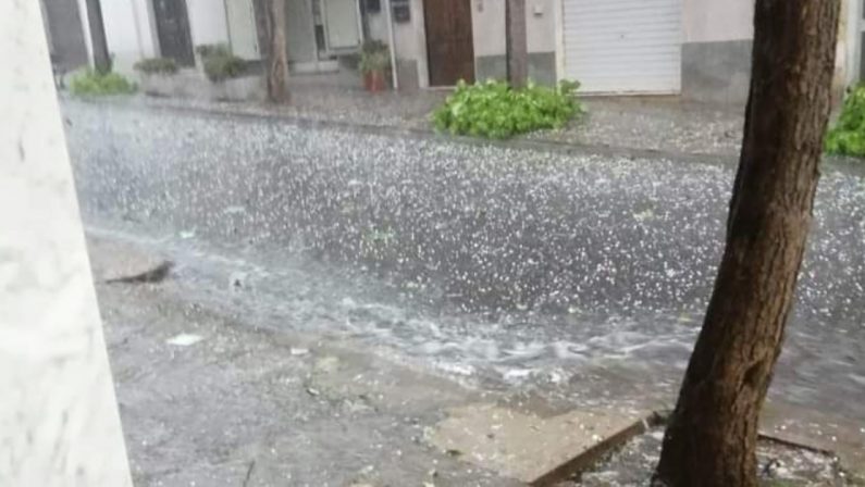 Bomba d'acqua su Castrovillari, strade trasformate in fiumi di ghiaccio e detriti