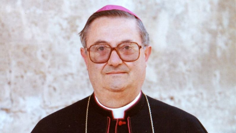 Matera, morto l'arcivescovo emerito Michele Scandiffio