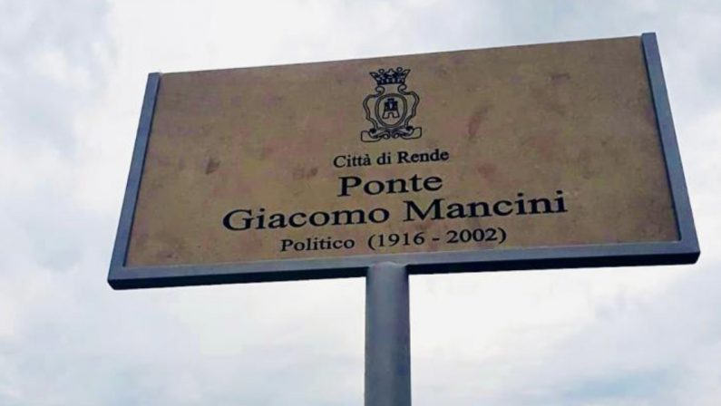 Rende, corretta la targa del ponte intitolato a Giacomo Mancini