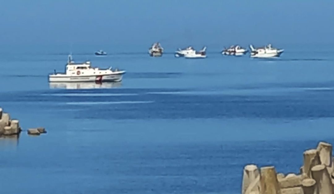I pescherecci schierati davanti al porto di Gioia Tauro
