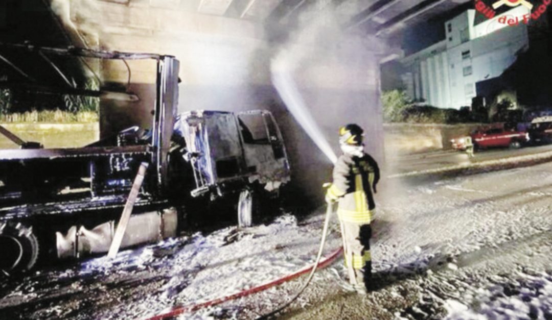 I vigili del fuoco e il tir bruciato