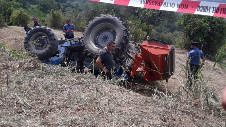 Tragedia nel Vibonese, uomo schiacciato da un trattore