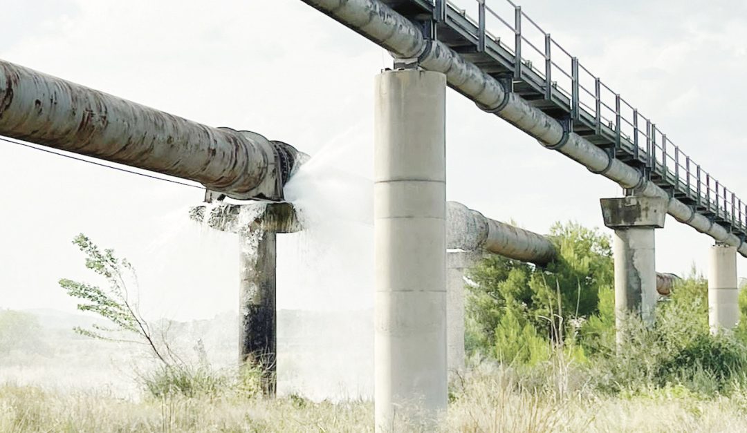 Il tubo che disperde acqua in contrada Caramola di Rotondella