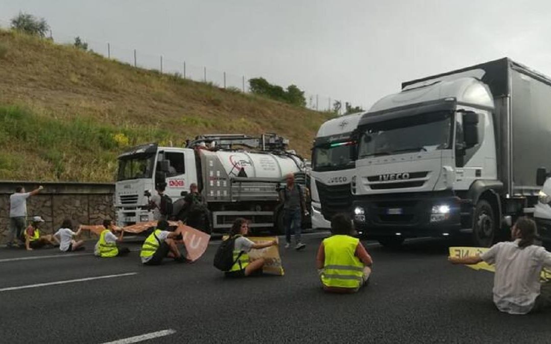 Il blitz degli ambientalisti sul Grande Raccordo Anulare