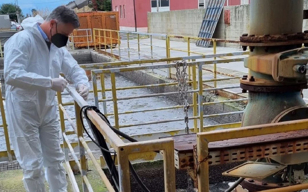 Un dipendente Arpacal mentre effettua dei prelievi su un depuratore