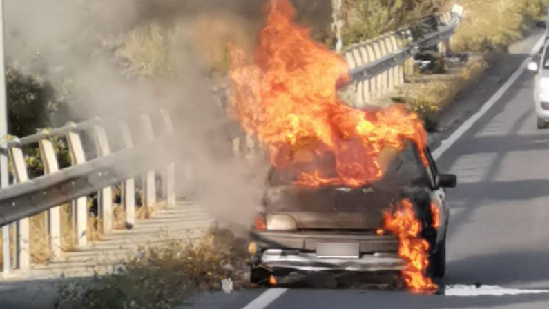 Auto in fiamme sulla Ss106 nel Reggino, illeso il conducente