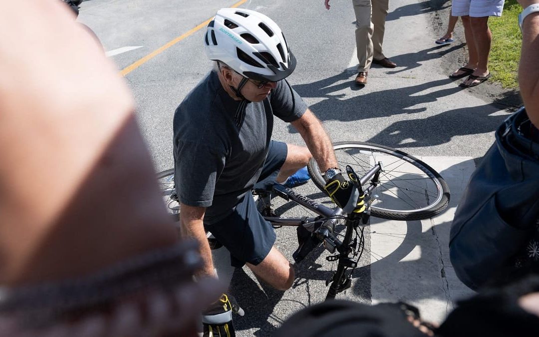 Joe Biden dopo la caduta in bicicletta
