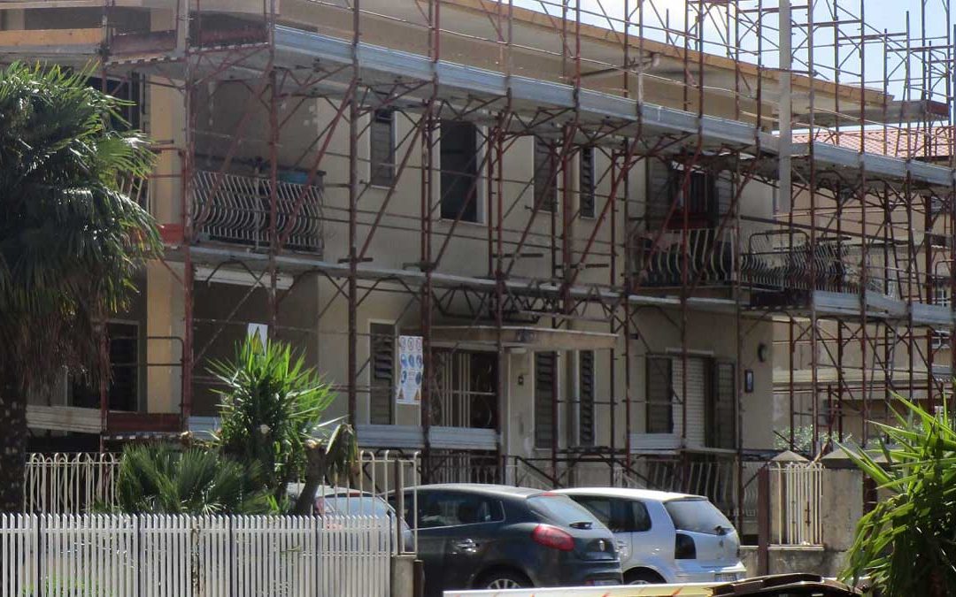 Lamezia Terme, muore nel cantiere dopo un volo di 6 metri. Indaga la procura