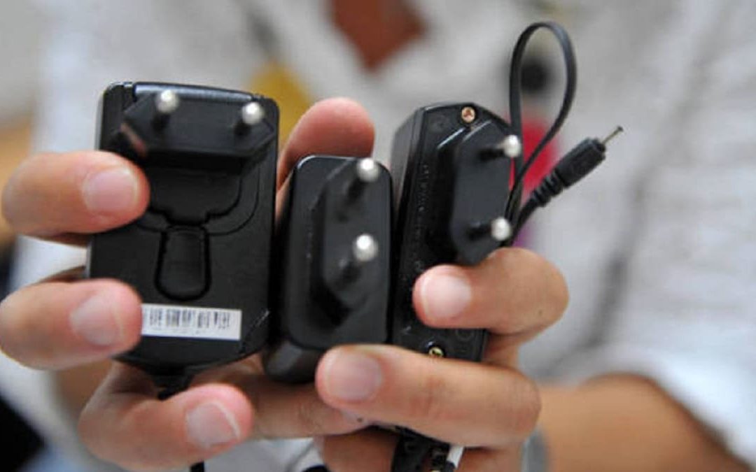 Unione europea, dal 2024 caricabatterie dei dispositivi mobili tutti uguali