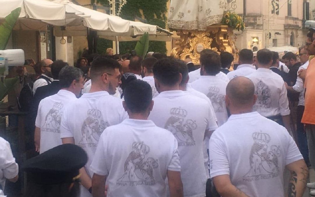 I Cavalieri della Bruna alla Novena di ieri sera senza divisa e con le magliette bianche