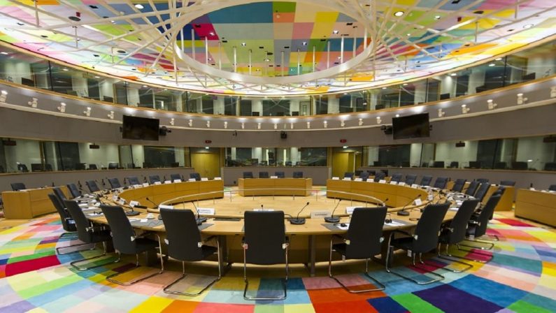 Bruxelles, applausi al calabrese decano dei giornalisti del Consiglio europeo
