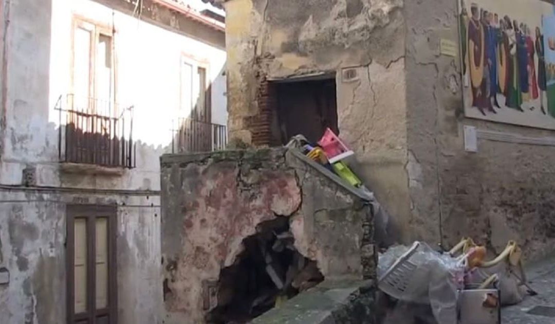 Uno degli ultimi crolli nel centro storico di Cosenza
