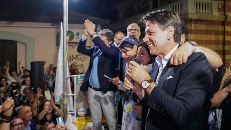 Catanzaro: Fiorita incassa l'appoggio di Conte, contestazioni dagli ex grillini