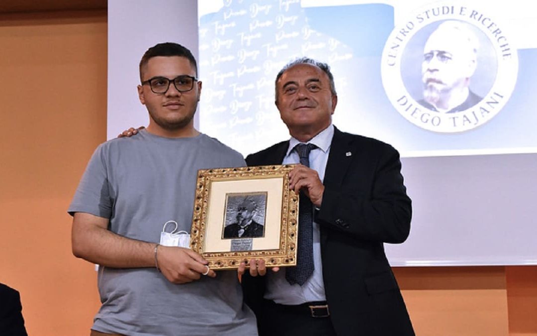 La consegna del premio Tajani a Gratteri (foto Ansa)