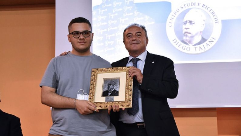 Premio Tajani, Gratteri tra i giovani di Cutro: «La rassegnazione è linfa per le mafie»