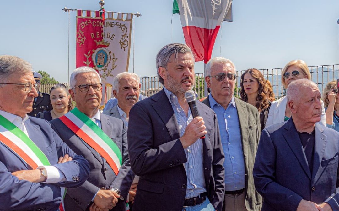 La cerimonia di intitolazione del ponte di Campagnano che unisce Cosenza e Rende a Giacomo Mancini