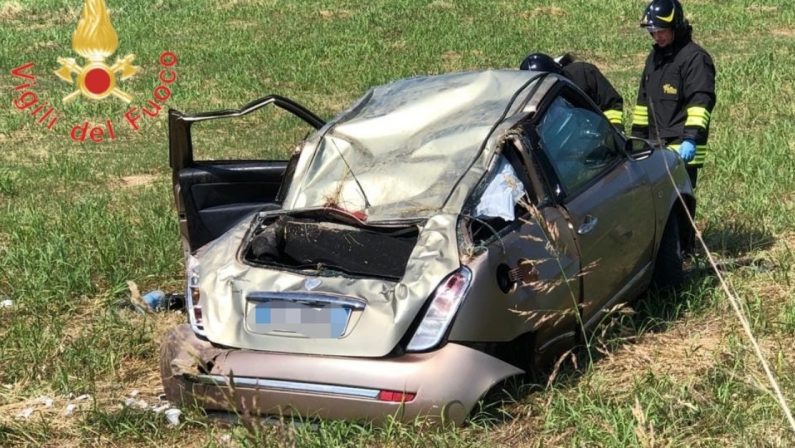 Automobile si ribalta a Rende, illeso il conducente