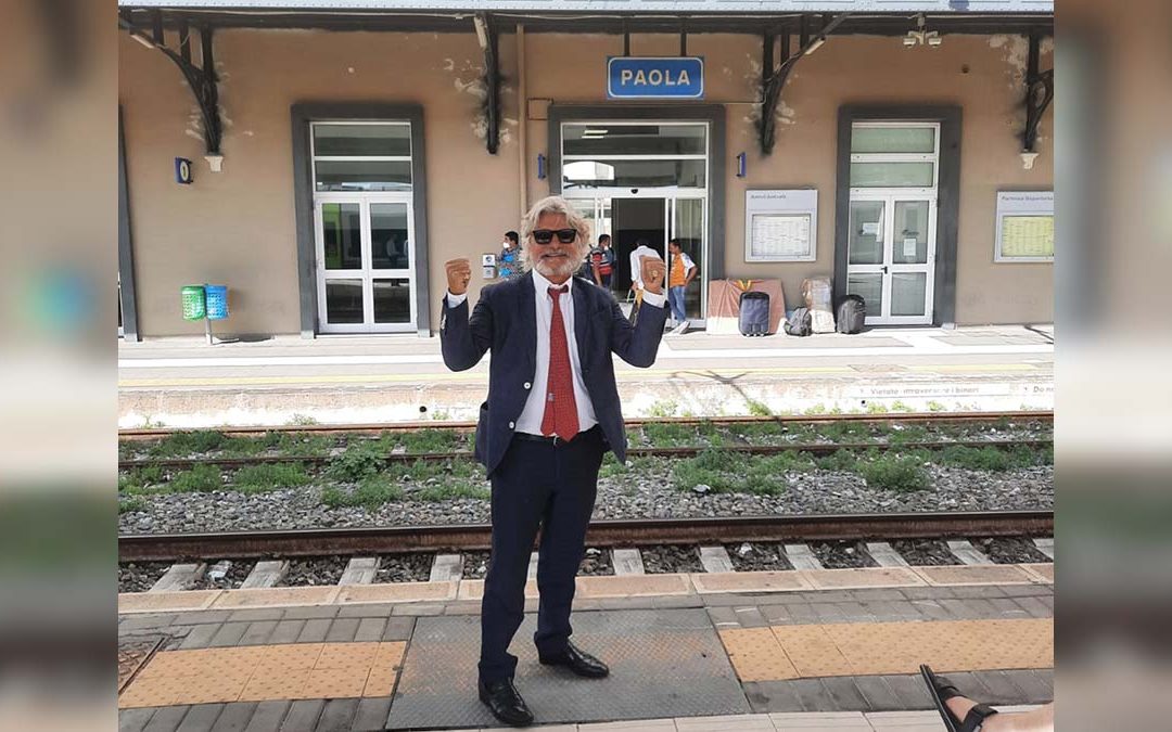 Massimo Ferrero in stazione a Paola